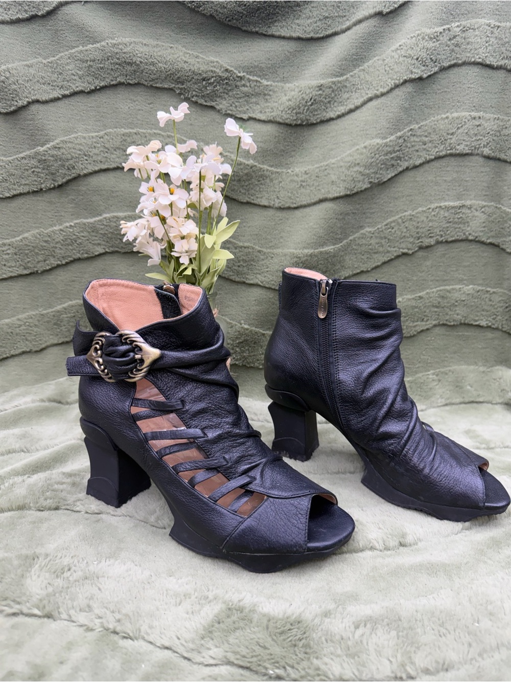 L’Artiste heels pumps